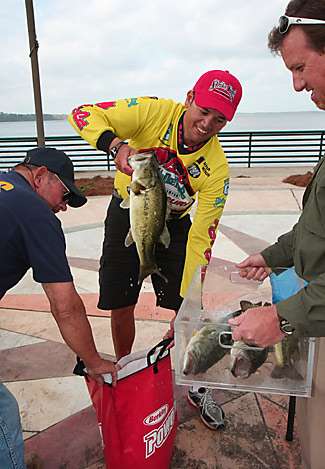 Elite Series Pro James Niggemeyer is the first to weigh his fish. This was decided by a coin toss giving Jerrel Pringle the choice.