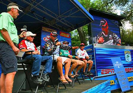 Several Elite Series anglers participated in an impromptu 'Bassmaster University' before the Day Three weigh-in. The Elite Series pros took questions from spectators and talked about approach Florida fishing. 