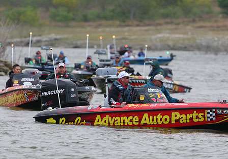 Marty Stone leads a flight of boats towards takeoff on Day One of the Lone Star Shootout.