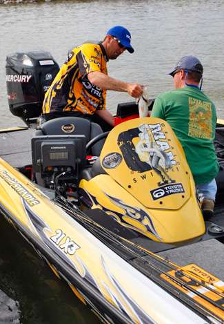 Gerald Swindle would come up short of the weight he needed to fish on Sunday. Swindle finishes the Evan Williams Bourbon Dixie Duel in 83rd place with 17 pounds, 10 ounces. 