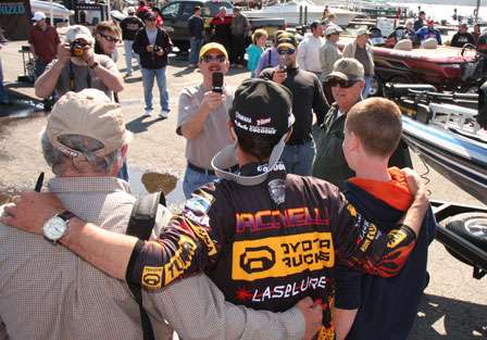 Elite Series Pro Michael Iaconelli hung around for over an hour talking to fans, taking photos, and signing autographs.
