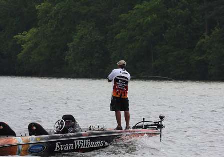 Elite Series pro Jason Quinn also takes on the waves as he targets a windy point on Wheeler Lake.