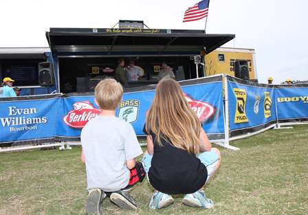 These young BASS fans made themselves at home in their very own front row seat as the Open competitors weigh in.