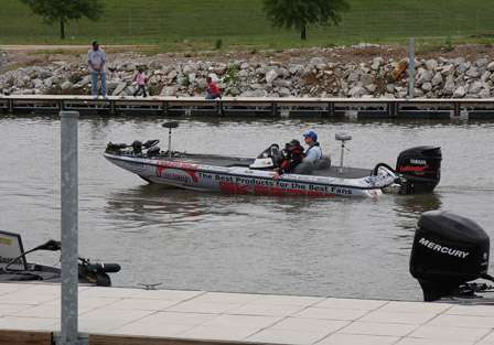 Elite pro Mark Menendez eases his way to the dock to see if he was able to catch Day One and Day Two leader Chris Payne. Menendez started the day with a 3 pound, 3 ounce deficit to overcome.