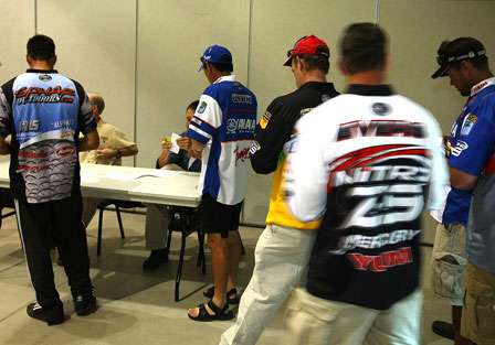 Elite Series anglers begin to line up to register for the SpongeTech Tennessee Triumph on Kentucky Lake.