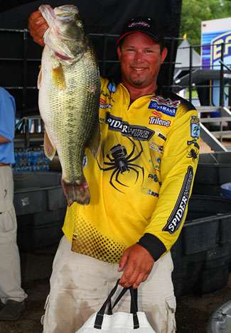 Bobby Lane with the 7 pound, 15 ounce fish that anchored his leading weight of 29 pounds, 14 ounces. Lane's bass was the largest fish weighed in on Day One of the SpongeTech Tennessee Triumph on Kentucky Lake.