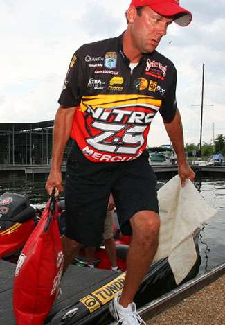 With the aid of two fish over 7 pounds, VanDam brought 28 pounds, 11 ounces to the scales and finished the day in second place.
