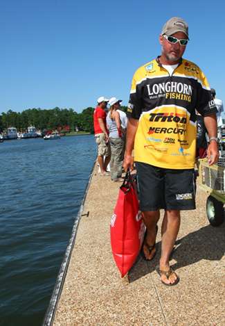 Jeff Kriet continued his steady climb in the standings at Kentucky Lake and will start the final day of fishing in 65 pounds, 5 ounces.