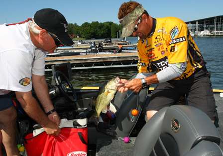 Gerald Swindle made his first top 12 cut of the year and stands in 10th place with 65 pounds, 2 ounces