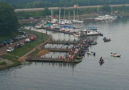 The top-12 anglers line up at the take-off dock prior to the final-day launch.
