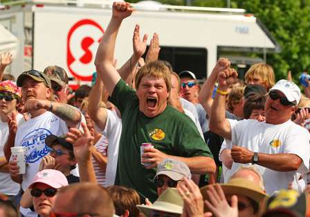 Avid Elite Series fans make some noise to get the weigh-in started on Day Four of the SpongeTech Tennessee Triumph.