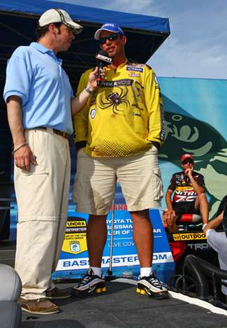 Keith Alan interviews Lane before weighing his fish to find out if he can go wire to wire for his first Elite Series victory as Kevin VanDam watches from the hot seat. 