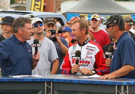 ESPN hosts Tommy Sanders and Mark Zona interview Elite Series pro Gary Klein before the Day Four weigh-in. Klein finished the tournament in 14th place.