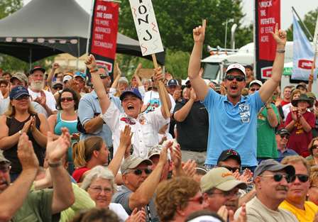 Bass fans cheer as the Elite Series pros take the stage for the final weigh-in of 2009's Genuity River Rumble.
