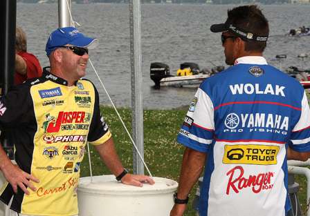Chad Morganthaler talks with Elite pro Dave Wolak after both had crossed the stage.
