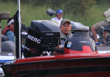 Pro Randy Qualls makes last minute adjustments to his electronics before launch on Day Two of the second Bassmaster Central Open.