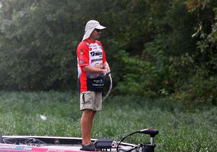Randy Howell started his morning practice fishing grassy points, but he planned to spend the rest of the day looking for fish holding on deep structure. 