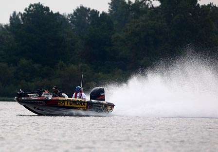 Iaconelli moves spots early on Saturday, and a lot of boats moved with him.