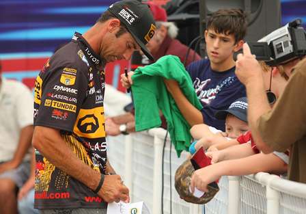 Mike Iaconelli signs a few autographs for fans after a great day of fishing on Lake Jordan.