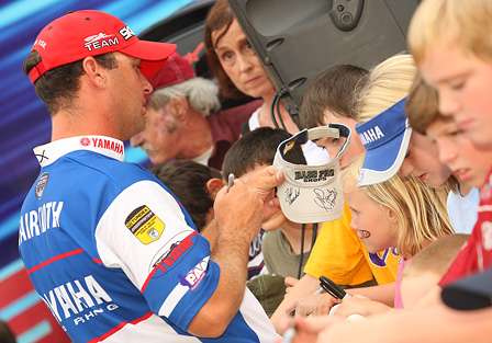 Todd Faircloth signs autographs after an eighth-place Day One showing in the Berkley Powerbait Trophy Triumph.