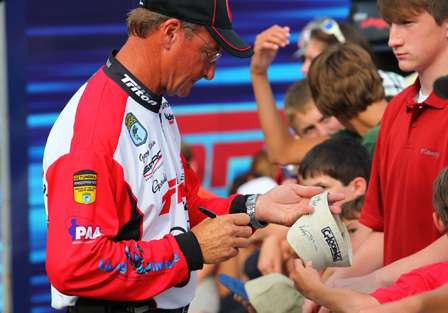 Gary Klein signed autographs after weighing his fish.