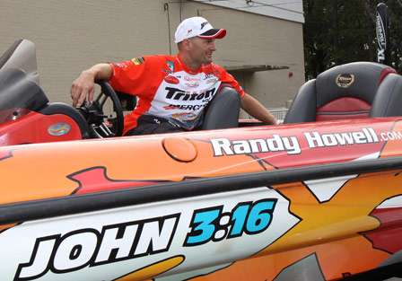 Elite pro Randy Howell relaxes in his boat in the back lot and speaks openly with fans and media.