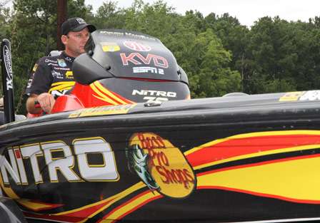 Elite pro Kevin VanDam relaxes in the back lot prior to weigh-in.
