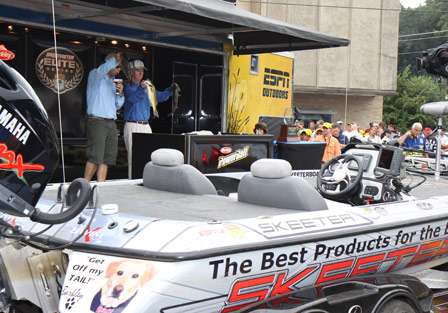 BASS emcee Keith Allen and Tournament Director Trip Weldon hold up Mark Menendez' limit as his boat is pulled away.