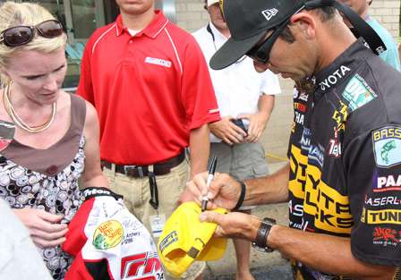 Michael Iaconelli signs autographs after the weigh-in.