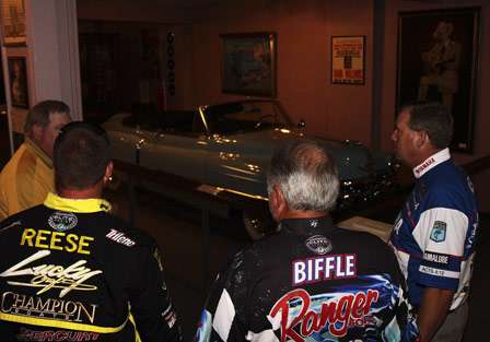 Elite pros Skeet Reese, Tommy Biffle, and Alton Jones take a look at Hank Williams' 1952 Cadillac, the vehicle in which he died.