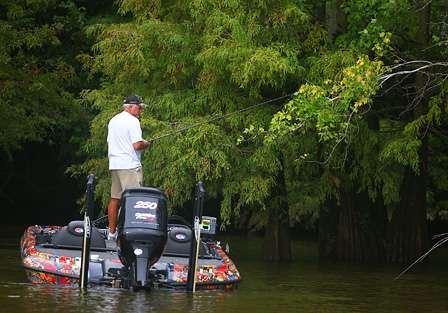 Tommy Biffle caught fish shallow on Lake Jordan and planned to fish the same way on the Alabama River. 