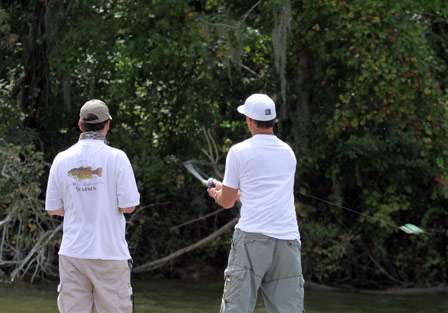 Elite pro Gerald Swindle talks to Keith Alan as he works a portion of the Alabama River.