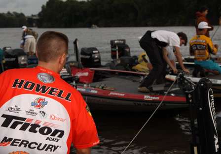 Randy Howell tries to secure his boat as they are tied three wide at the docks for the final weigh-in.