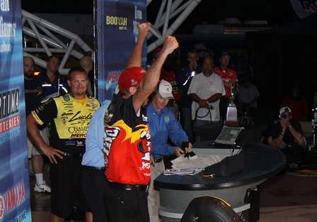 Kevin VanDam turns the tables on Skeet Reese who misses the Angler of the Year title by ounces.