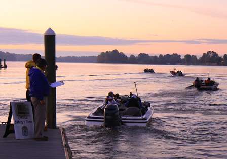 The first competitors make their way through the inspection line and out onto the Santee Cooper Reservoir.