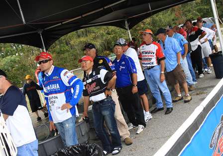 The first flight of anglers start to fill the tanks as the weigh in gets underway.