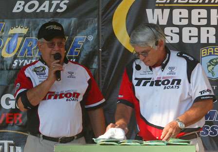 Joe Angelone (left) and Gary Connor (right) hosted the first day of competition in the Toyota Tundra Weekend Series Championship on Lake Dardanelle.