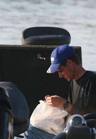 A Weekend Series angler makes some tackle adjustments after a long day of fishing.