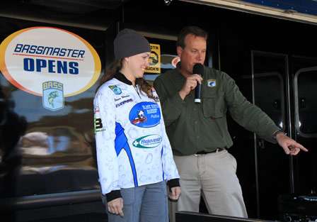 Teresa Warren gets her official weight as tournament director Chris Bowes points it out on the Bassmaster scales.