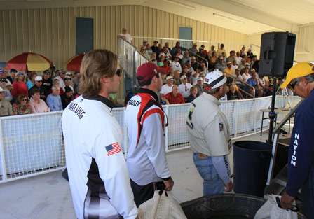 The first flight of anglers gather at the tanks to the side of the stage as weigh-in gets closer.
