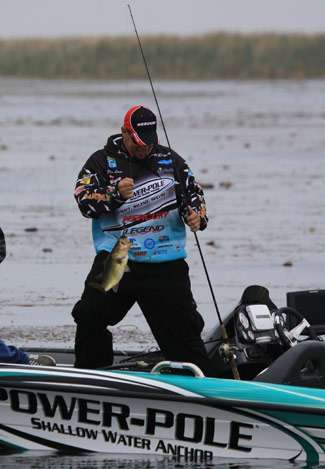 Elite pro Chris Lane adds another Lake Okeechobee bass to his final day limit, putting more pressure on Randall Tharp.