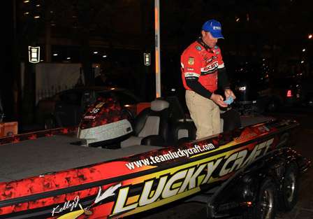 Pro Kelly Jordon wipes down his boat before being pulled into the arena.