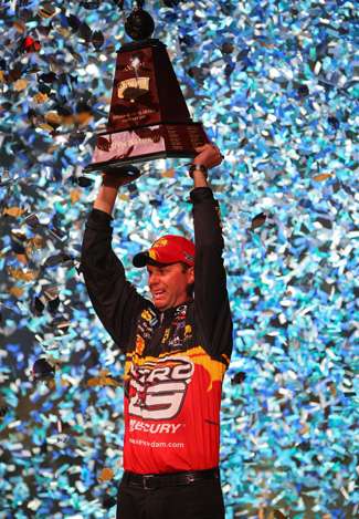 VanDam holds the trophy as confetti begins to fall. 