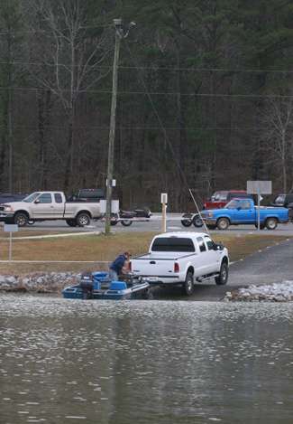 Another boat puts in at Beeswax Creek, bringing the boat count between 15 and 20 for the day.