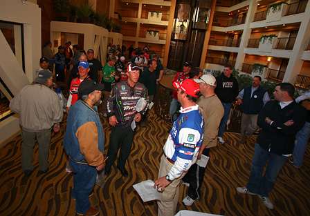 After the pairing process, Elite Series anglers and their Marshals gathered for a tournament social. 