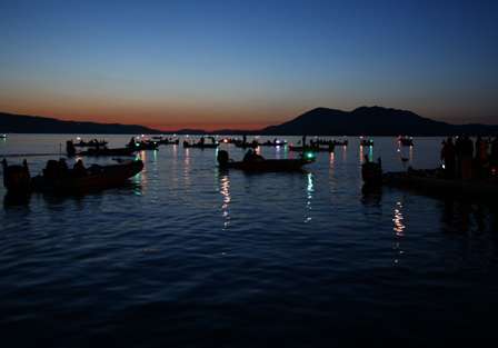 Boats clustered up in the pre-dawn light prior to the Day One launch of the Golden State Shootout.