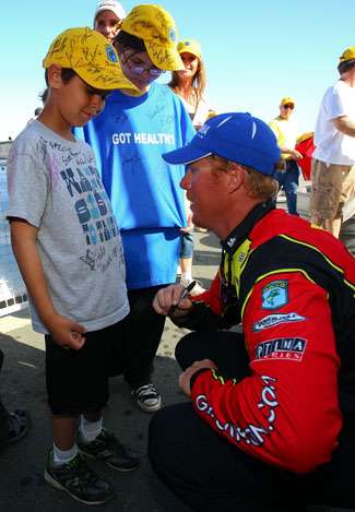Greg Vinson takes time after the weigh-in to sign autographs for a few young fans in Lakeport, Calif.