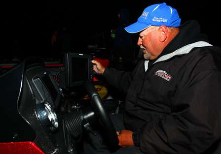 Matt Herren adjusts his electronics before the final day of the Golden State Shootout on Clear Lake.