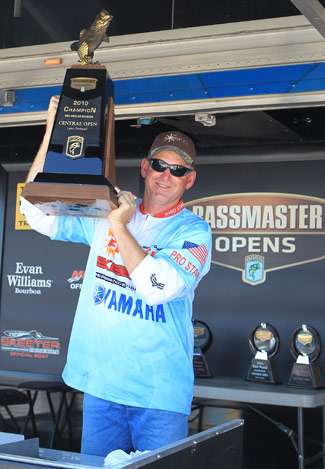It is finally starting to sink in to Craig Schuff that he is the champion as he lifts the trophy high for all to see. 