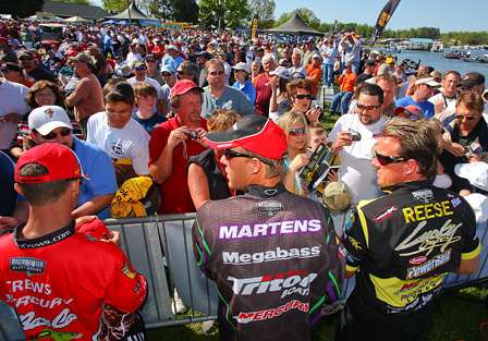 After weighing in, John Crews, Aaron Martens and Skeet Reese signed autographs. 